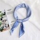 Foulard plié, montrant les rayures bleues et blanches
