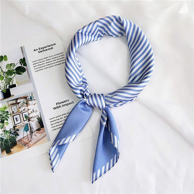 Foulard plié, montrant les rayures bleues et blanches