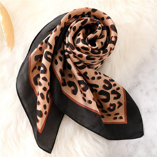 Gros plan sur motif léopard du foulard carré