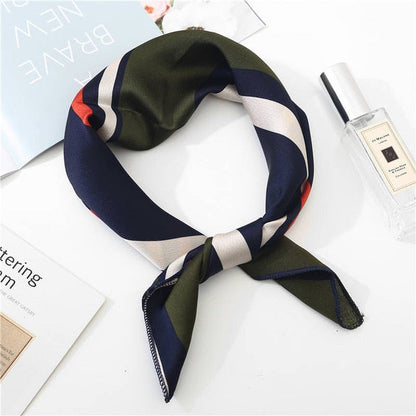 Foulard carré aux nuances vives et motifs jungle exotiques