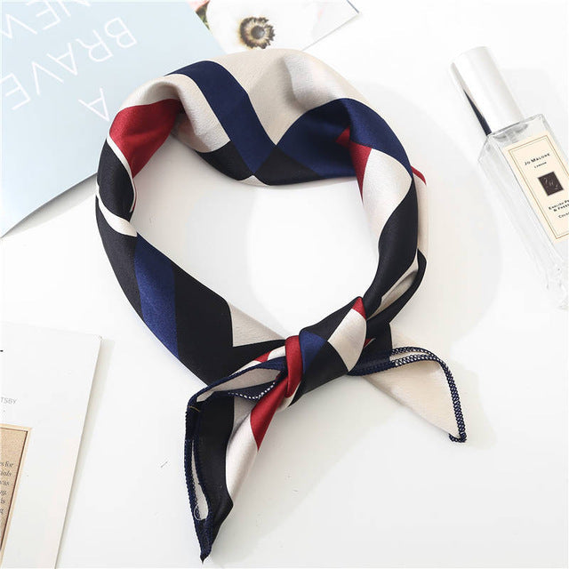 Détails de motifs géométriques sur foulard chic multicolore