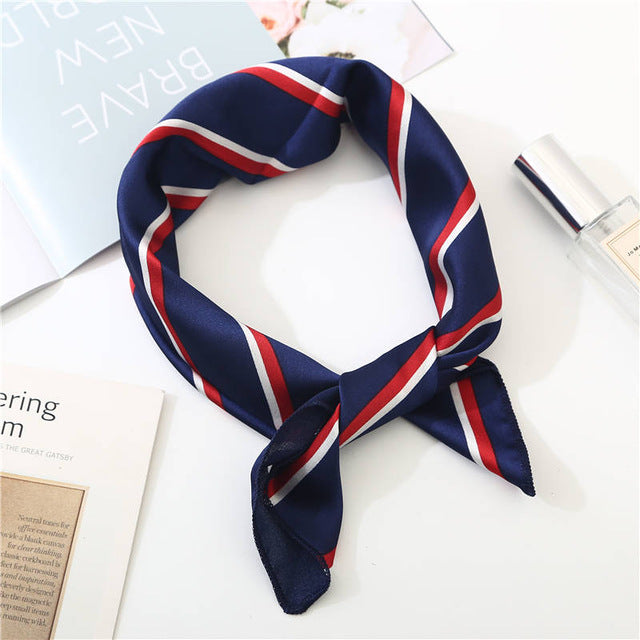 Foulard bleu rétro posé sur surface blanche