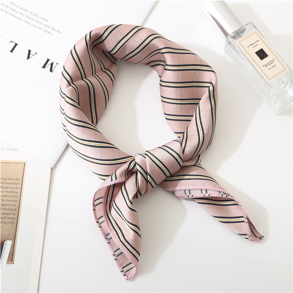 Gros plan sur le tissu polyester hypoallergénique du foulard
