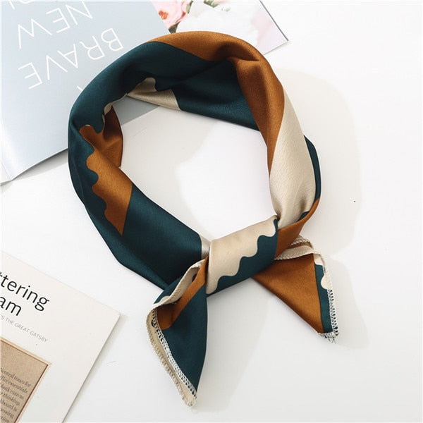 Détail de motifs géométriques sur foulard crème et bleu marine