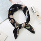 Foulard noir avec motifs plumes sur fond blanc