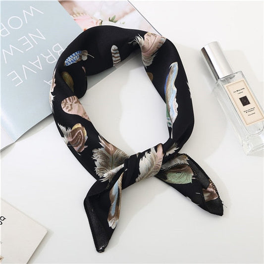 Foulard noir avec motifs plumes sur fond blanc