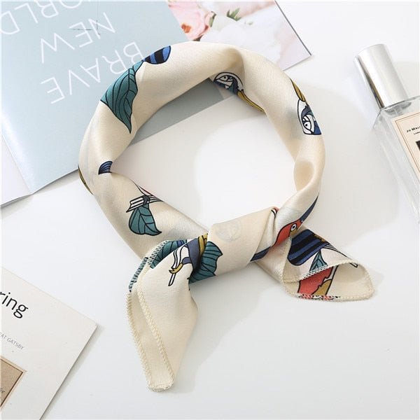 Zoom sur tissu tropical avec oiseaux exotiques multicolores