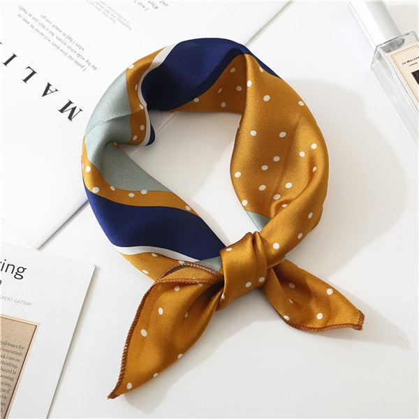 Foulard carré bleu marine à pois dorés sur fond kaki