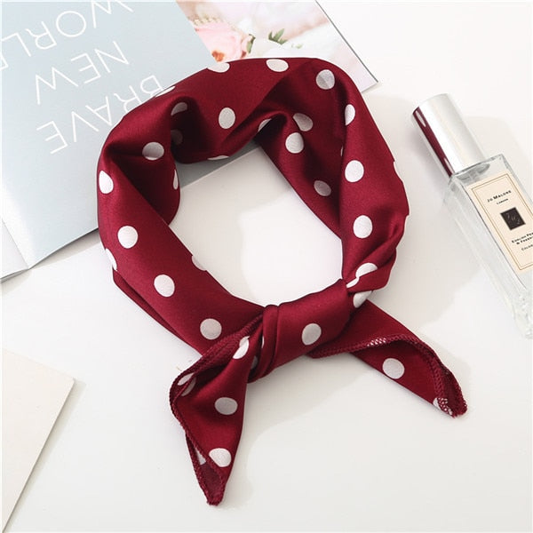 Gros plan sur le tissu rouge à pois du foulard