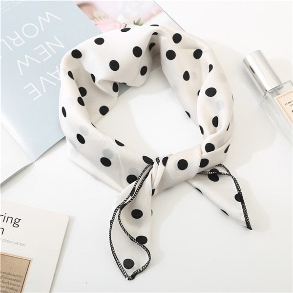 Gros plan sur le tissu à pois du foulard