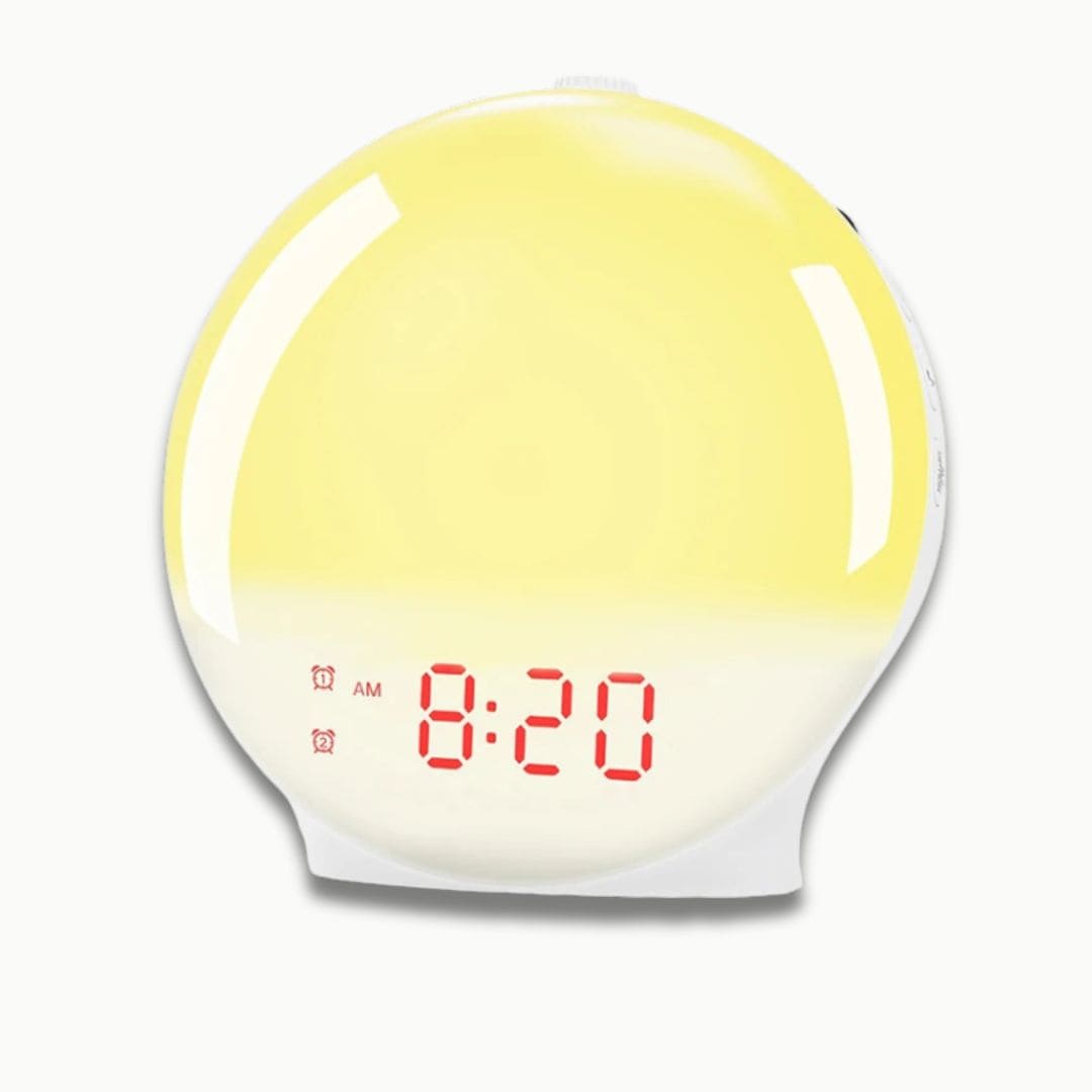 Réveil avec lumière d'ambiance colorée sur une table de chevet