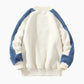 Pull blanc et bleu avec motif géométrique sur la poitrine