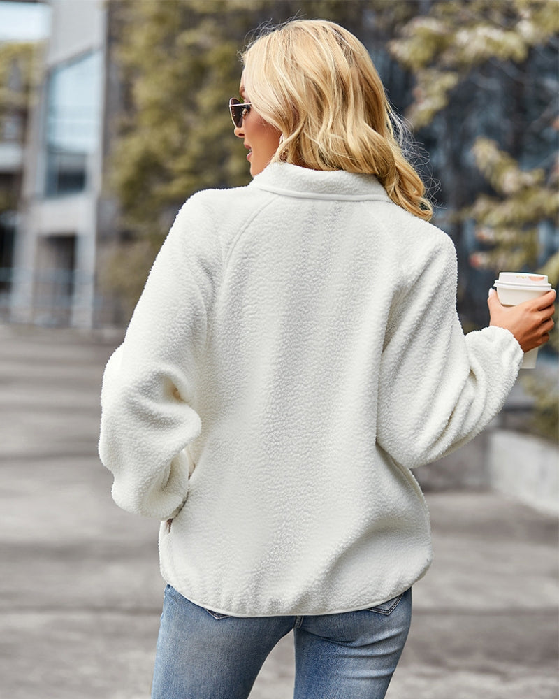 Pull blanc en moumoute avec col camionneur et boutons