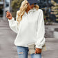 Détail des boutons du pull blanc en matière moumoute