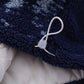 Homme portant un pull en pilou, ambiance hivernale