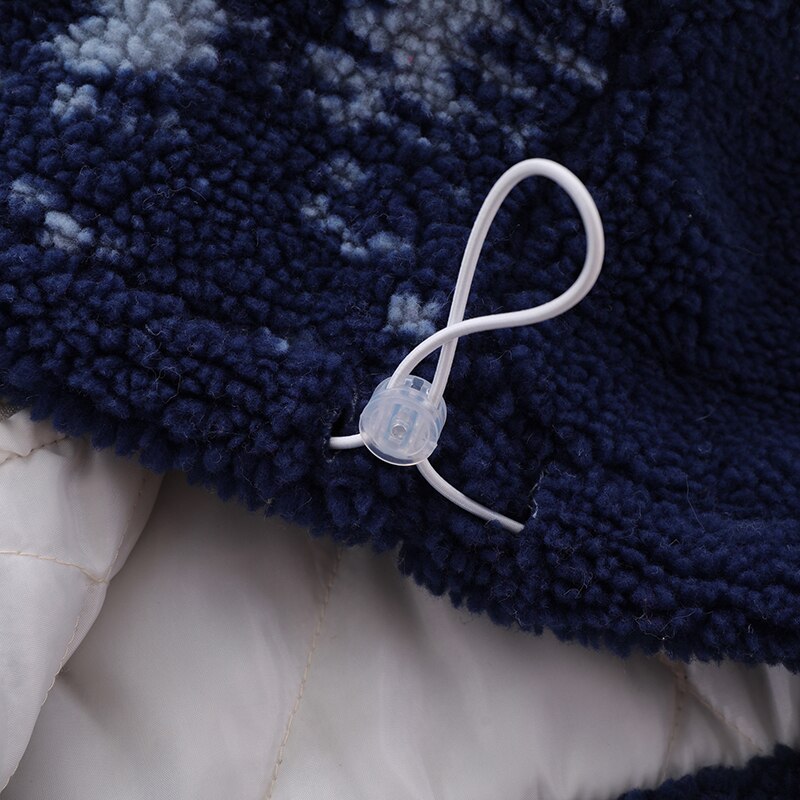 Homme portant un pull en pilou, ambiance hivernale