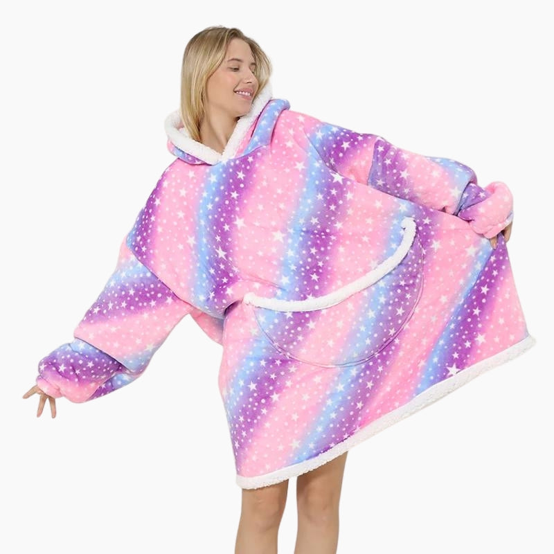 Détail du motif étoilé rose et bleu sur le pull doux