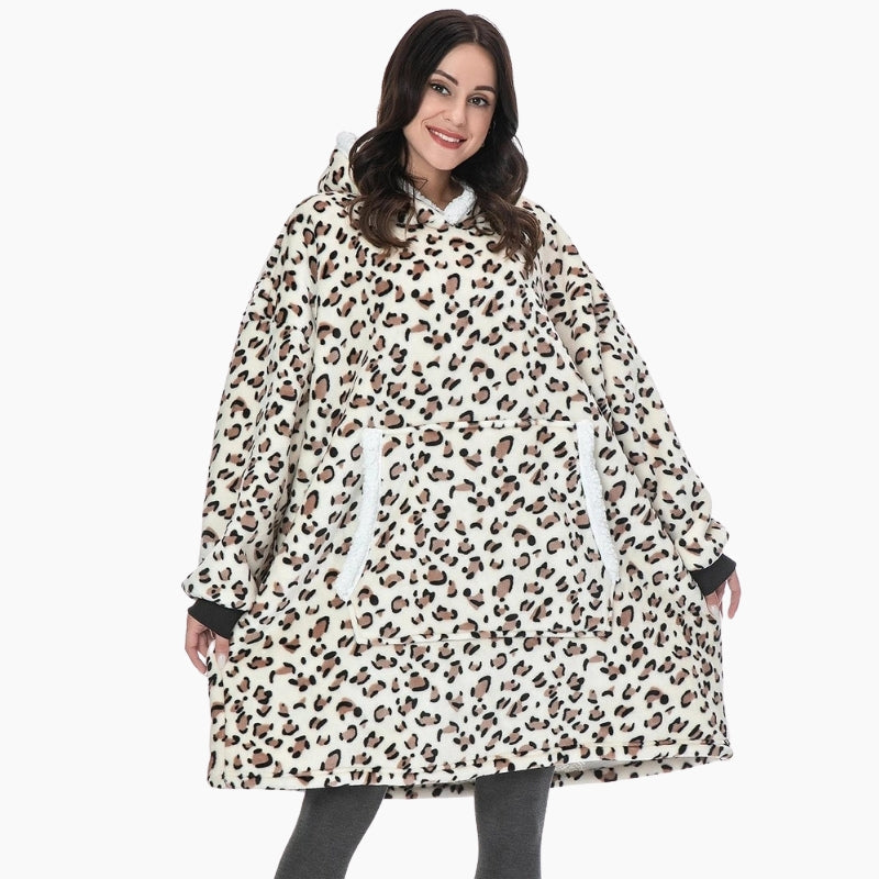 Gros plan sur la texture douce du pull léopard Pilou Pilou