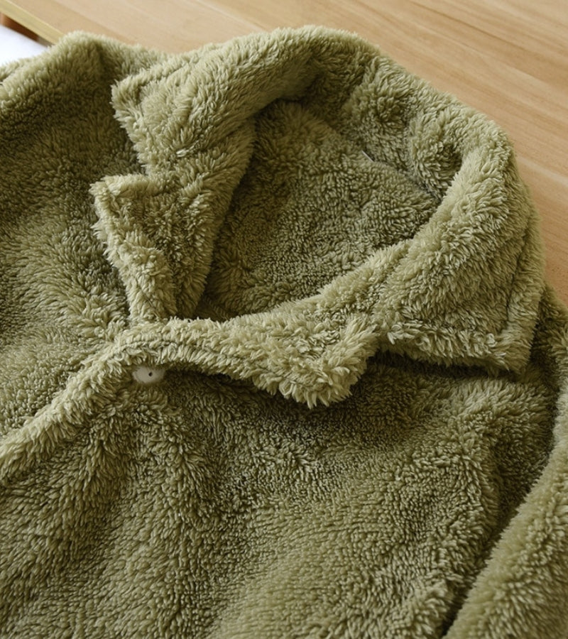 Détail des boutons et du col rabattu du pyjama vert