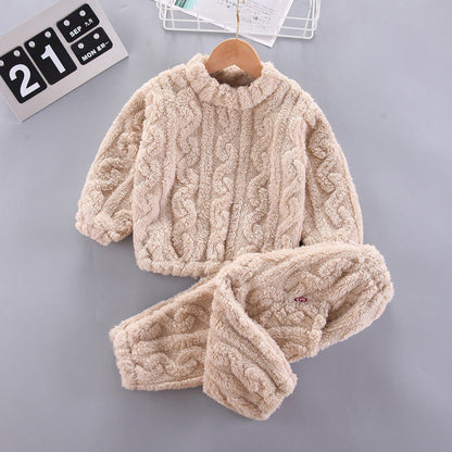 Détail du motif croisé sur le haut du pyjama enfant