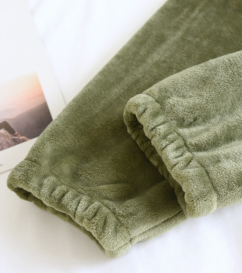 Zoom sur les poignets élastiques du pyjama