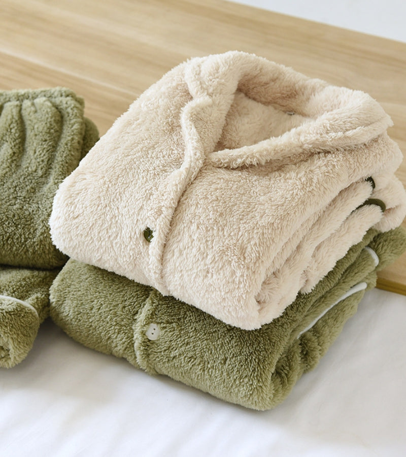 Pyjama beige doudou avec col rabattu et poches visibles