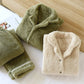 Vue de face du pyjama beige avec boutons et col rabattu