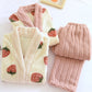 Pyjama crème avec motifs fraises et boutons beiges