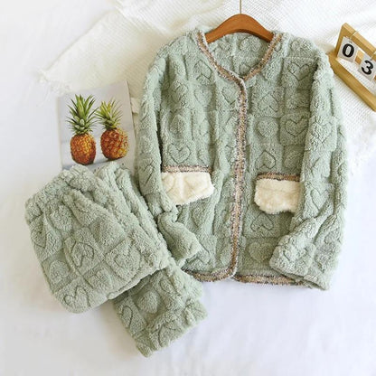 Vue de face d'un pyjama vert en Pilou Pilou pour femme