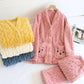 Zoom sur la texture douce du pyjama rose