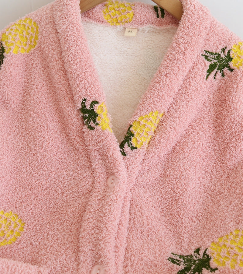 Motifs d'ananas sur fond rose, détail du bas du pyjama