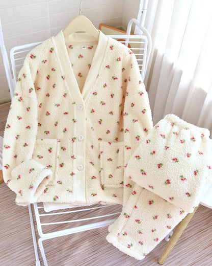 Détail des motifs floraux sur le pyjama flanelle, texture moelleuse