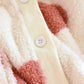 Zoom sur les motifs floraux du pyjama flanelle, texture douce