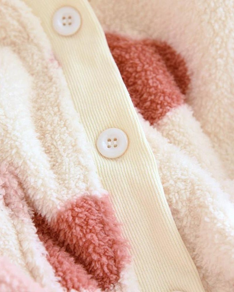Zoom sur les motifs floraux du pyjama flanelle, texture douce