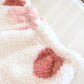 Zoom sur le col en V du pyjama flanelle, motifs floraux