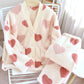 Vue de face du pyjama flanelle, motifs cœurs, col en V