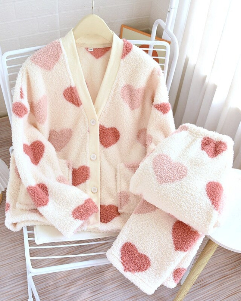 Vue de face du pyjama flanelle, motifs cœurs, col en V