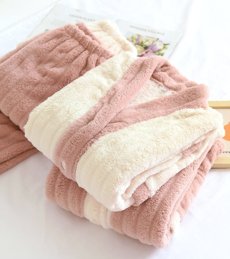 Pyjama crème en fourrure avec col V et boutons