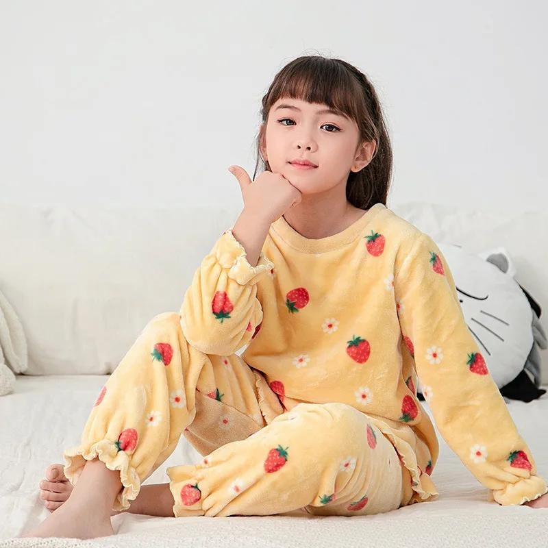 Pyjama jaune en polaire pour fille avec motifs fraises
