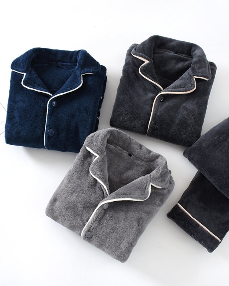 Homme portant pyjama flanelle bleu marine, col boutonné