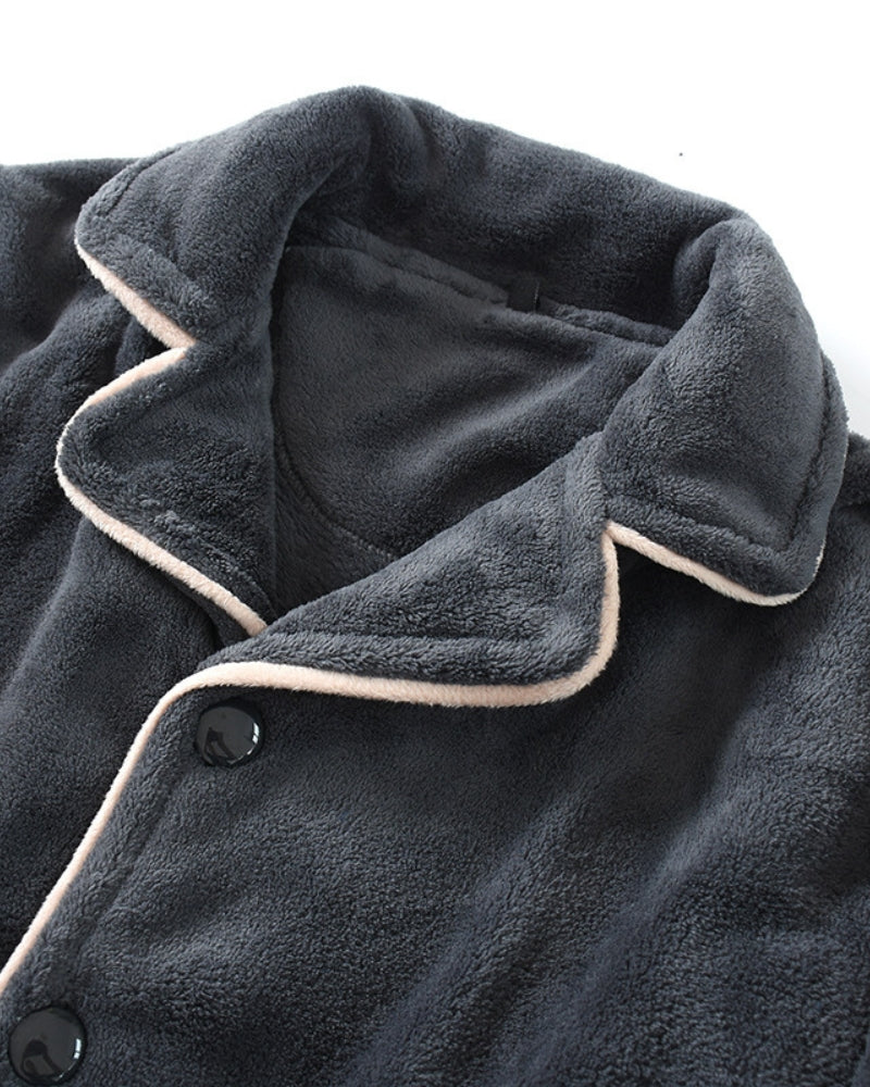 Vue de face du pyjama polaire avec poches et fermeture boutonnée