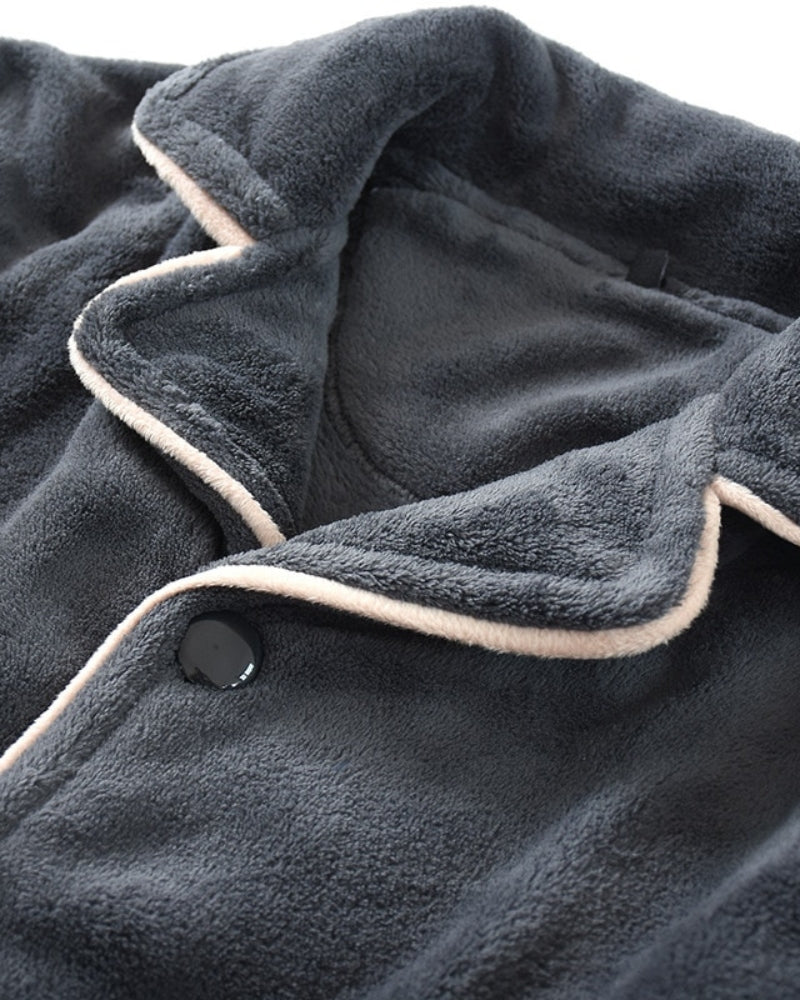 Zoom sur la texture douce du pyjama en matière Pilou polaire