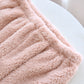Détail du col rond dentelle du pyjama rose
