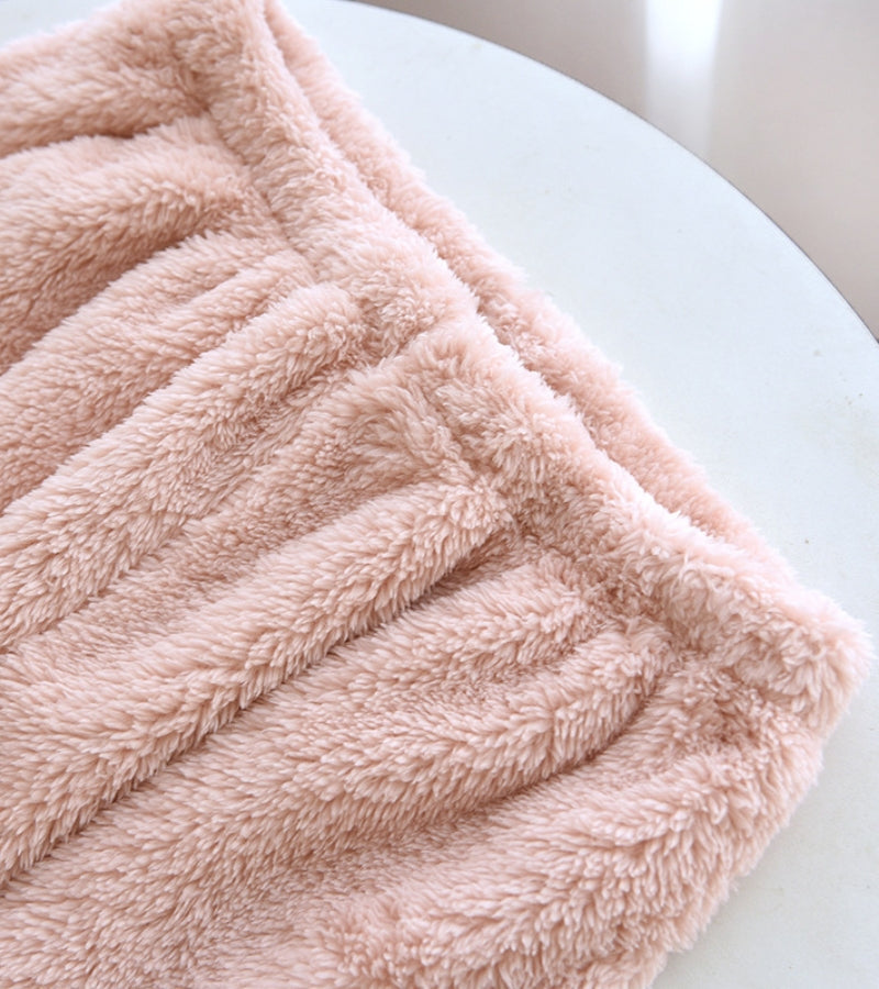 Détail du col rond dentelle du pyjama rose