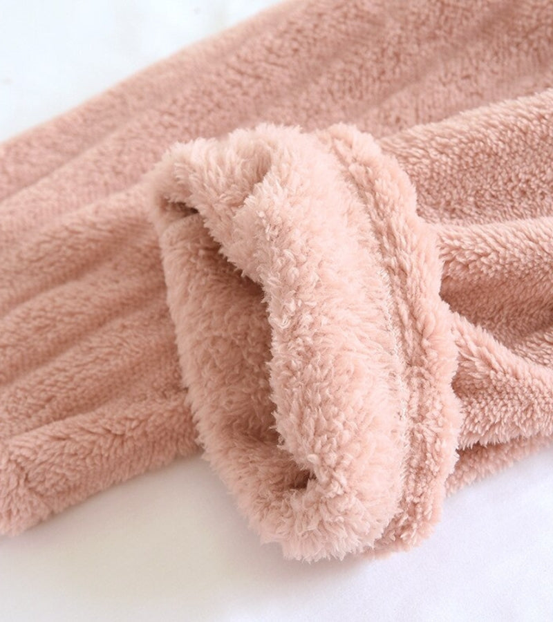 Détail du col V et boutons du pyjama Pilou Pilou