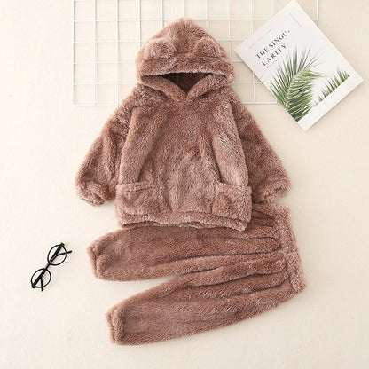 Détail des oreilles sur la capuche du pyjama bébé