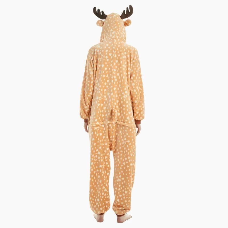 Femme portant un pyjama onesie renne orange en polaire