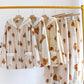 Pyjama polaire avec motifs d'ours et capuche visible