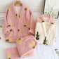 Vue de profil du pyjama avec motifs cactus amusants