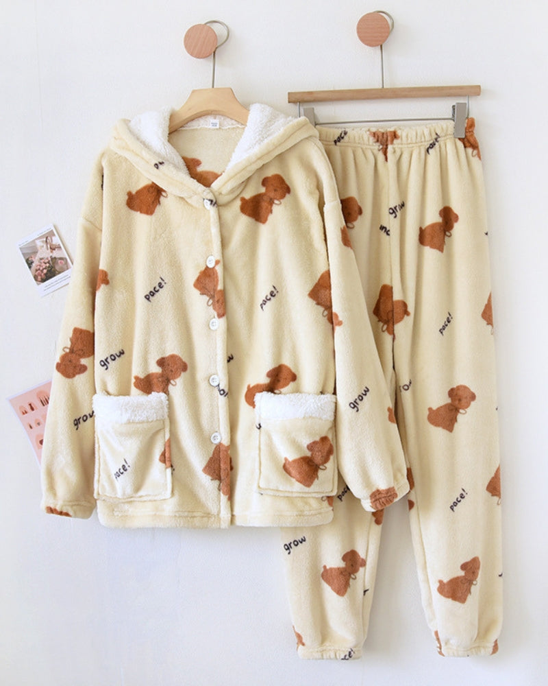 Détail des poches et motifs animaux sur le pyjama
